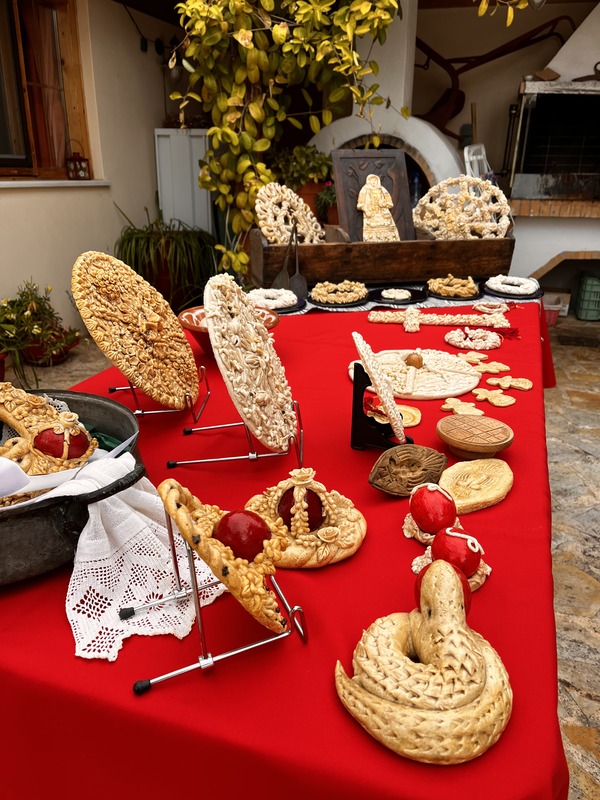 THE EMBROIDERED BREAD OF MESOGAIA LINA PETRIANOU1